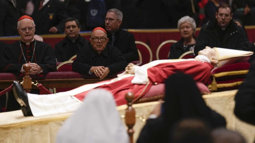 El papa emérito Benedicto XVI ya reposa en la cripta vaticana