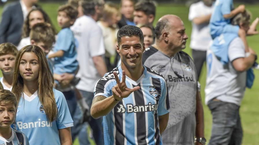 Aficionados del Gremio le dan una cálida bienvenida a Suárez