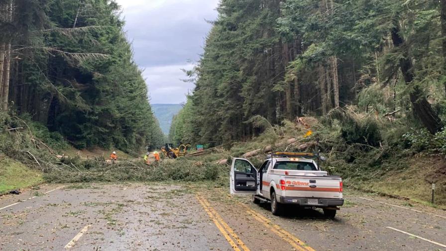 California ordena evacuaciones por tormenta, que deja apagón