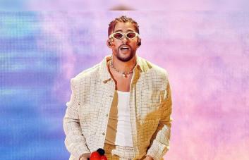 Los dos looks de Bad Bunny en el segundo fin de semana en Coachella  confirman que es la persona como la que queremos vestir