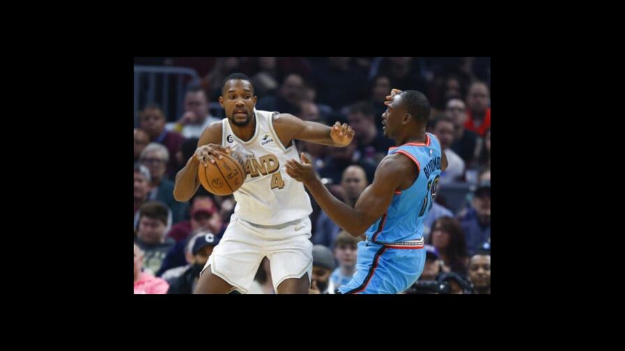 Con tiro de Mobley al final, Cavaliers superan a Suns