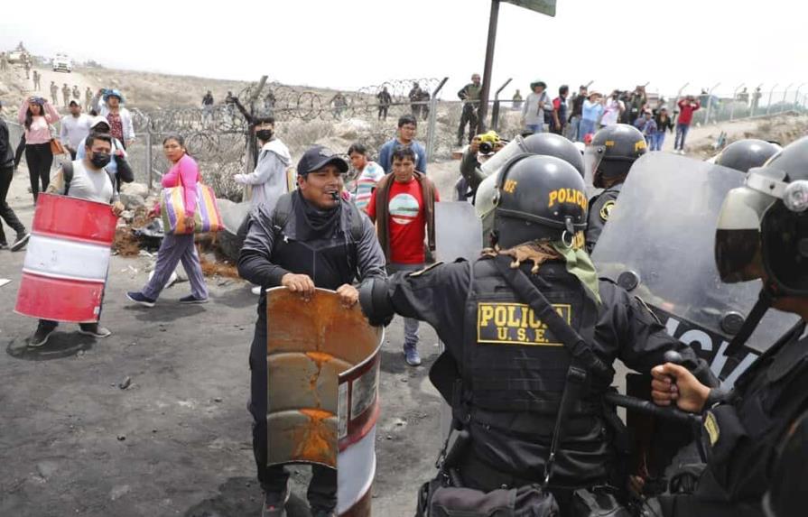 Gobierno de Perú advierte que la Policía y las FFAA desbloquearán las vías
