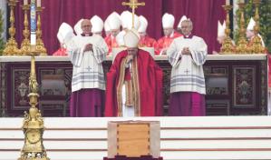 &Uacute;ltima bendici&oacute;n del Papa Francisco a los restos de Benedicto XVI