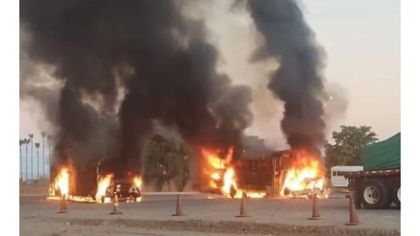 Ataques armados, incendios y narcobloqueos en Sinaloa tras captura del hijo del Chapo Guzmán