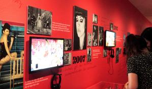 La cantante Mon Laferte muestra su faceta de pintora y poeta en gran exposición en Chile