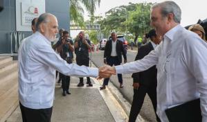 Abinader visita sede de Medio Ambiente; resalta importancia de licencias para ejecución de proyectos Abinader visita sede de Medio Ambiente; resalta importancia de licencias para ejecución de proyectos