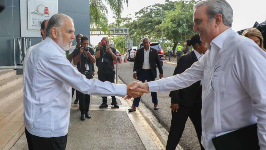 Abinader visita sede de Medio Ambiente; resalta importancia de licencias para ejecución de proyectos