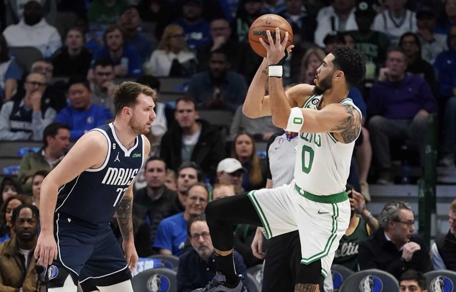 VIDEO | Triple-doble de Tatum encamina a Celtics sobre Mavericks