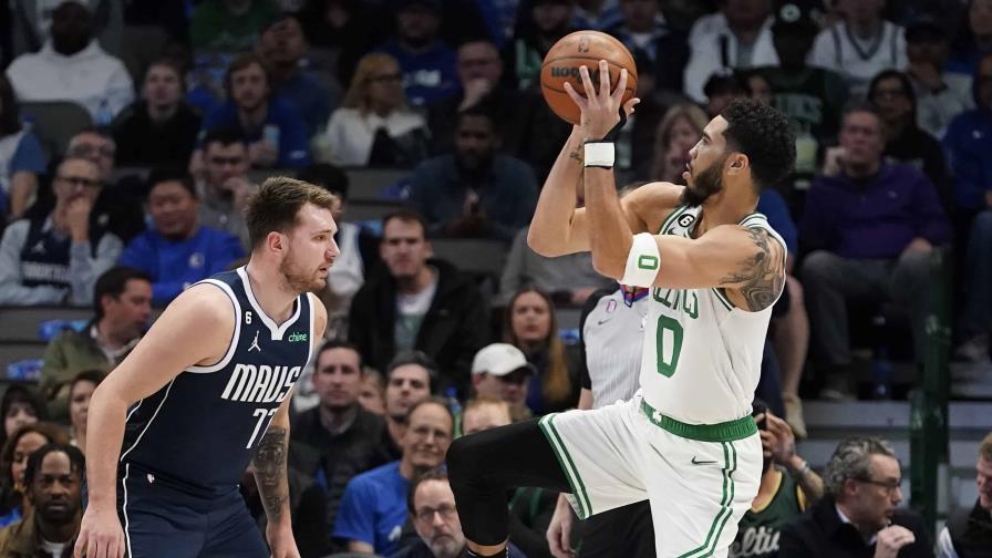 VIDEO | Triple-doble de Tatum encamina a Celtics sobre Mavericks