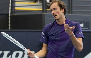 Medvedev gana en Adelaide antes de un posible duelo con Nole