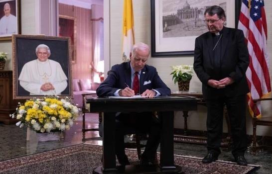 Biden firma libro de condolencias por la muerte del papa emérito Benedicto XVI
