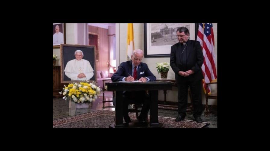 Biden firma libro de condolencias por la muerte del papa emérito Benedicto XVI