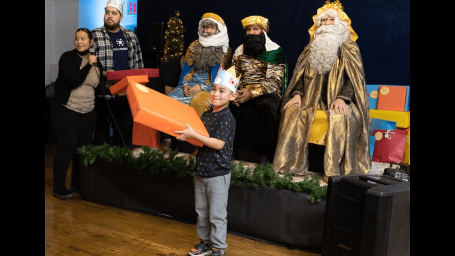 Invitan a migrantes a cena y regalos en Nueva York por el Día de Reyes Invitan a migrantes a cena y regalos en Nueva York por el Día de Reyes