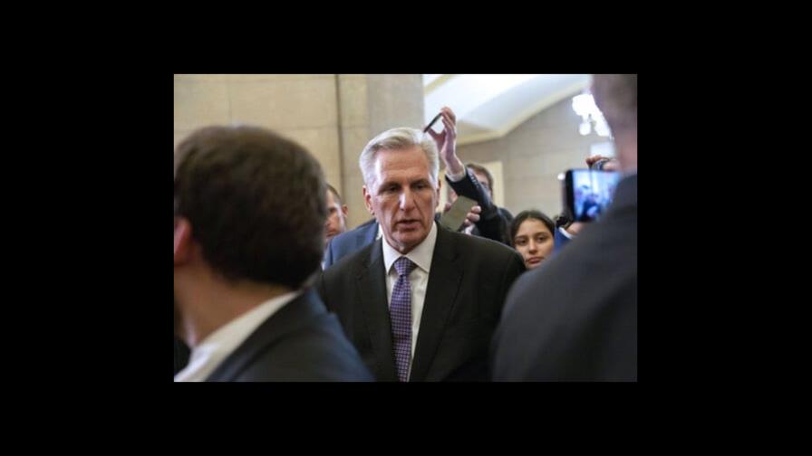 McCarthy ofrece un acuerdo para resolver parálisis en Congreso