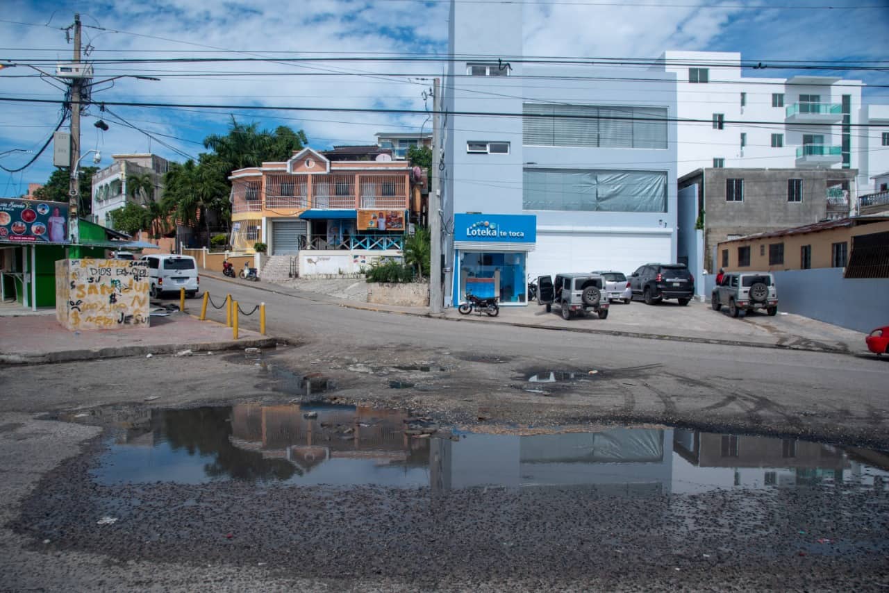 Aguas residuales estancadas en Boca Chica.<br>