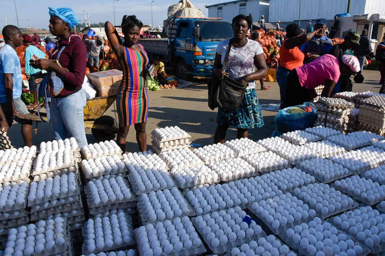 Compradores haitianos observan los cartones de huevos en venta en el mercado binacional de Dajabón, el 6 de enero de 2023.