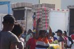 Haitianos se abastecen de huevos en Dajabón horas antes de comenzar la prohibición de su exportación Haitianos se abastecen de huevos en Dajabón horas antes de comenzar la prohibición de su exportación