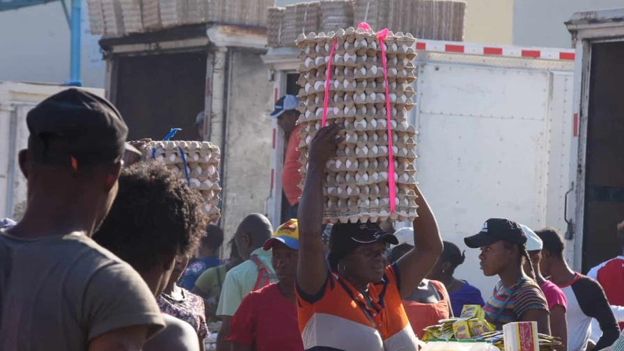 Haitianos se abastecen de huevos en Dajabón horas antes de comenzar la prohibición de su exportación