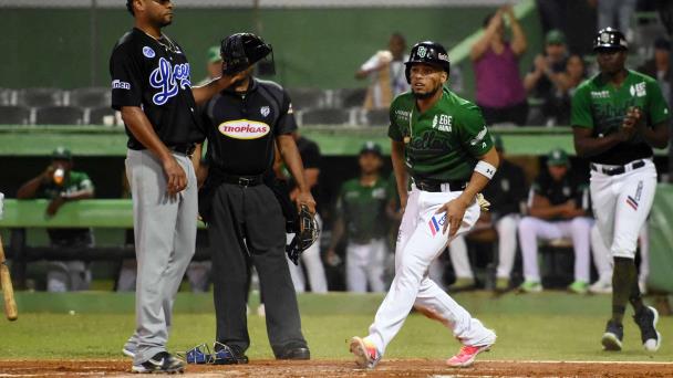 Las Estrellas remontan al Licey con velocidad y provocan otro cuádruple empate