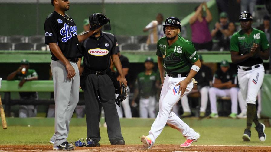 Las Estrellas remontan al Licey con velocidad y provocan otro cuádruple empate