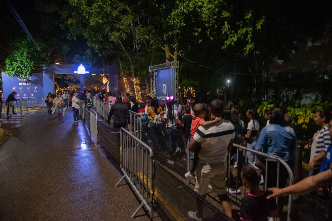 Personas entrando a Villa Navidad.