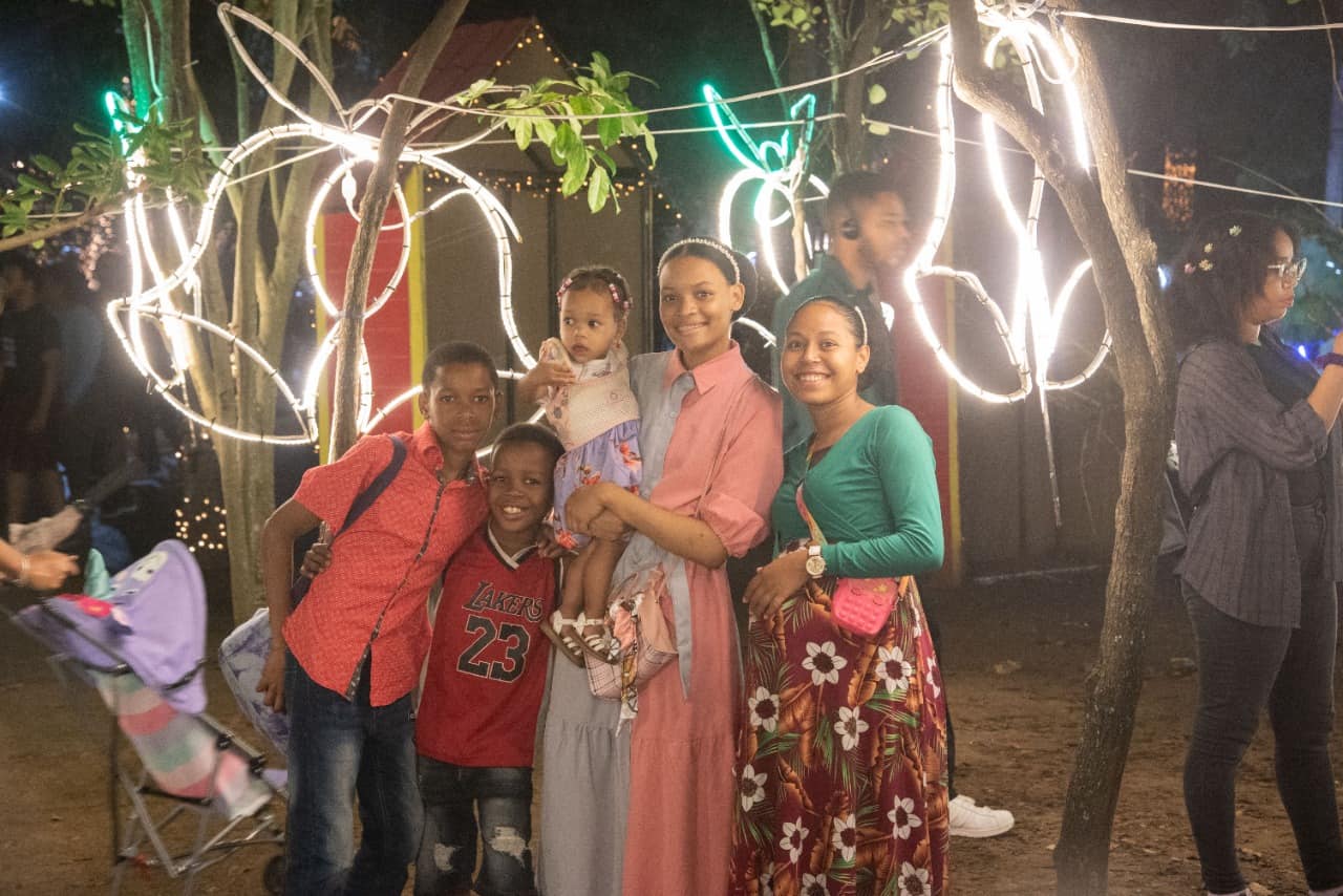 Una familia visitando Villa Navidad. 