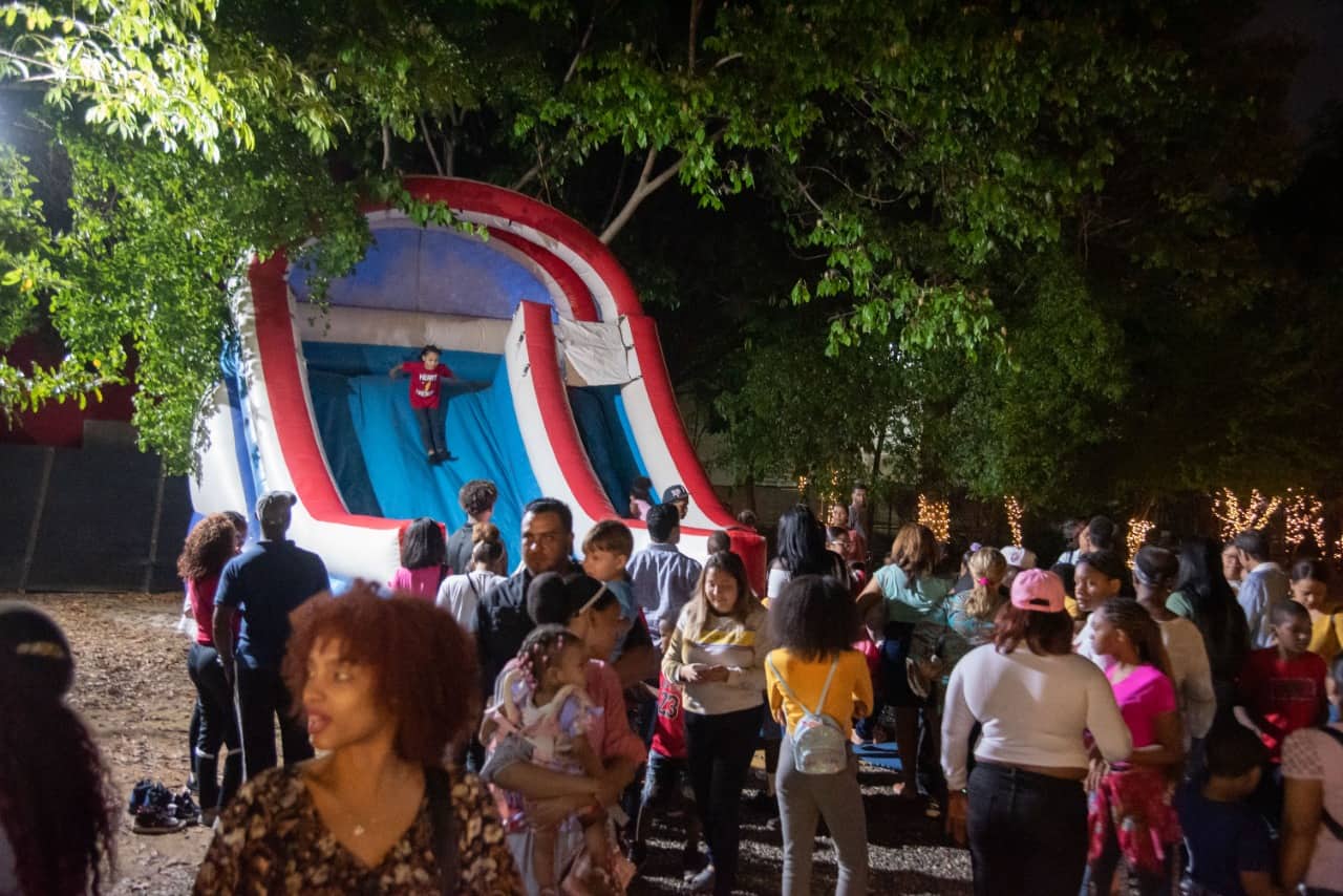 Niños jugando en Villa Navidad. 