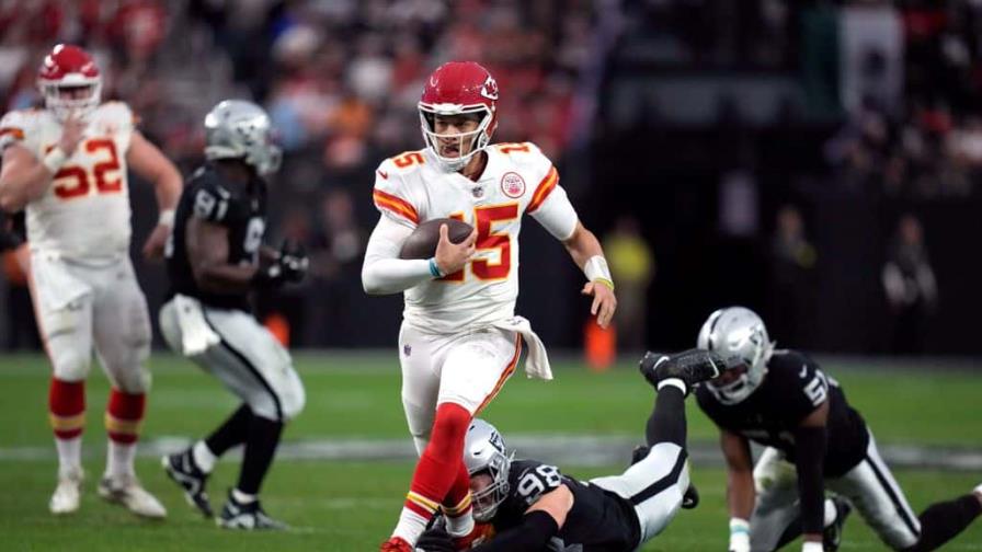 Chiefs superan a Raiders y se quedan con liderato de la AFC