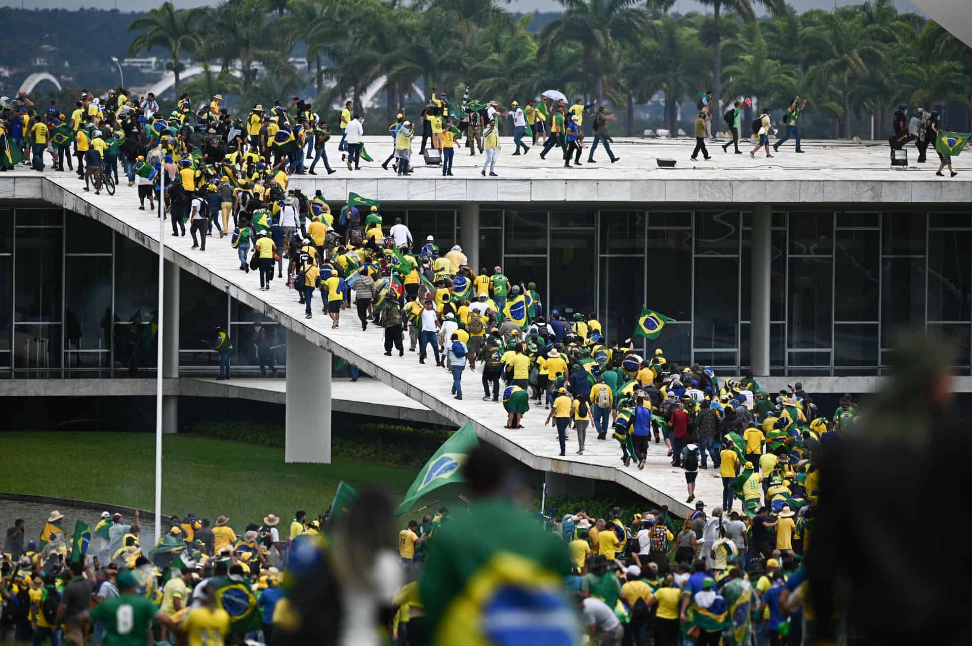Manifestantes contra los resultados electorales y el gobierno del recién posesionado presidente Lula da Silva invadieron el Congreso Nacional, el Supremo Tribunal Federal y el Palacio del Planalto, sede de la Presidencia de la República este domingo, en Brasilia (Brasil).