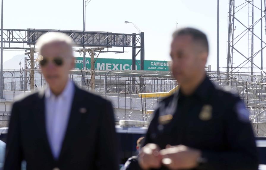 Biden supervisa el transitado puerto de entrada en la frontera EEUU-México