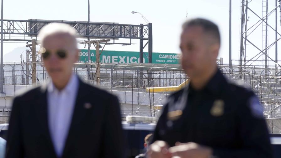 Biden supervisa el transitado puerto de entrada en la frontera EEUU-México
