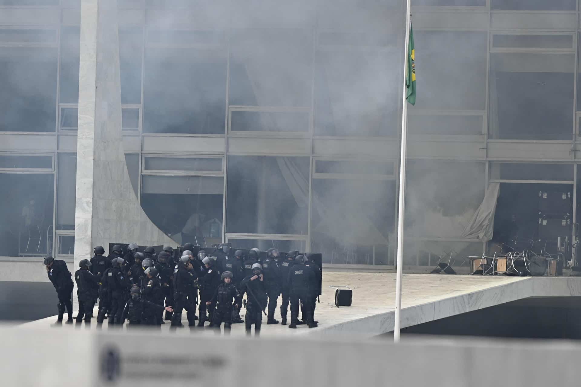 Decenas de agentes subieron la rampa que da acceso a la primera planta del palacio de Planalto disparando gases lacrimógenos, mientras otro grupo de uniformados rodeaba el edificio.