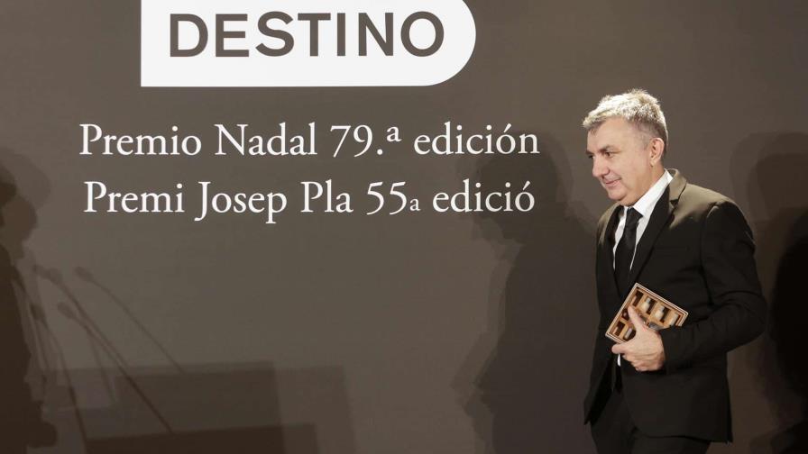 El escritor español Manuel Vilas gana el Premio Nadal con una novela de amor sobre la pérdida