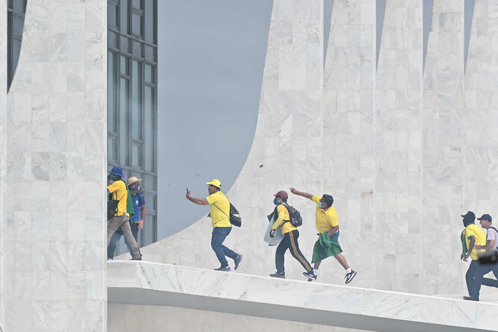 Seguidores del expresidente brasileño Jair Bolsonaro invadieron este domingo el Palacio de Planalto, sede del Ejecutivo, y la Corte Suprema, después de haber irrumpido antes en el Congreso Nacional en actos golpistas contra el presidente Luiz Inácio Lula da Silva, en Brasilia (Brasil).
