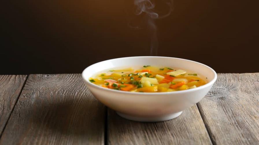 ¿Es recomendable beber sopas calientes cuando hace calor?