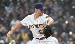 Dominicano Joseph Hernández en ruta a los Cerveceros de Milwaukee