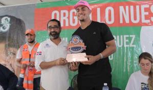 Julio Rodr&iacute;guez don&oacute; ambulancia a la Defensa Civil en Loma de Cabrera