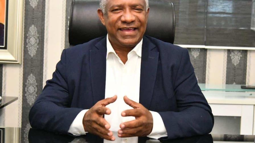 El escritor Juan Colón recibe el premio “Excelencia Literaria” en Milán, Italia