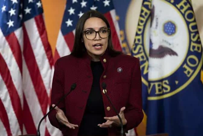 Ocasio-Cortez pide dejar de dar refugio en EEUU a Bolsonaro