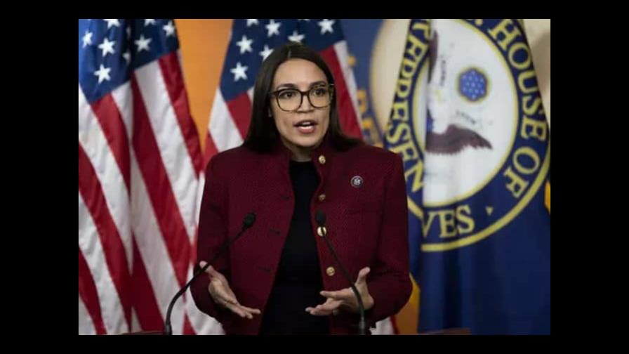 Ocasio-Cortez pide dejar de dar refugio en EEUU a Bolsonaro