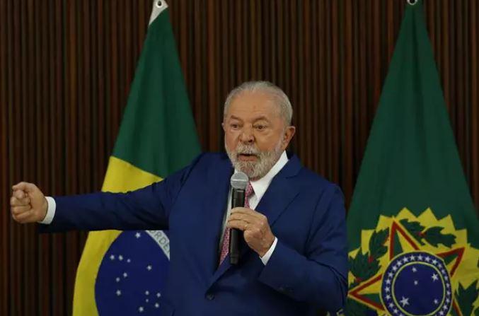 Lula visita el escenario de los disturbios en Brasilia