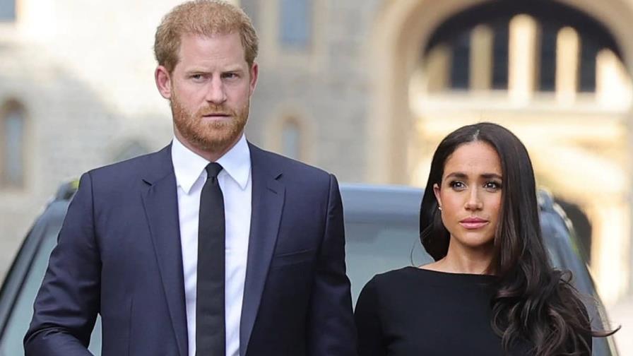 El príncipe Harry acusa a la realeza de causar angustia a Meghan