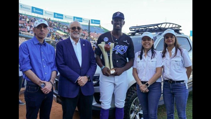 Ronny Mauricio recibe premio como Jugador Más Valioso de la pelota invernal Ronny Mauricio recibe premio como Jugador Más Valioso de la pelota invernal