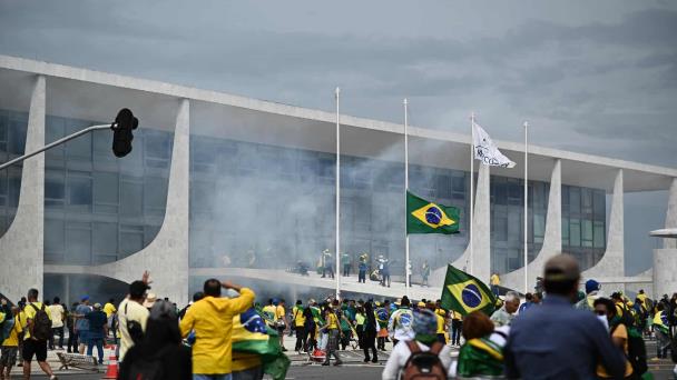 Crecen las manifestaciones en rechazo al asalto a los tres poderes de Brasil