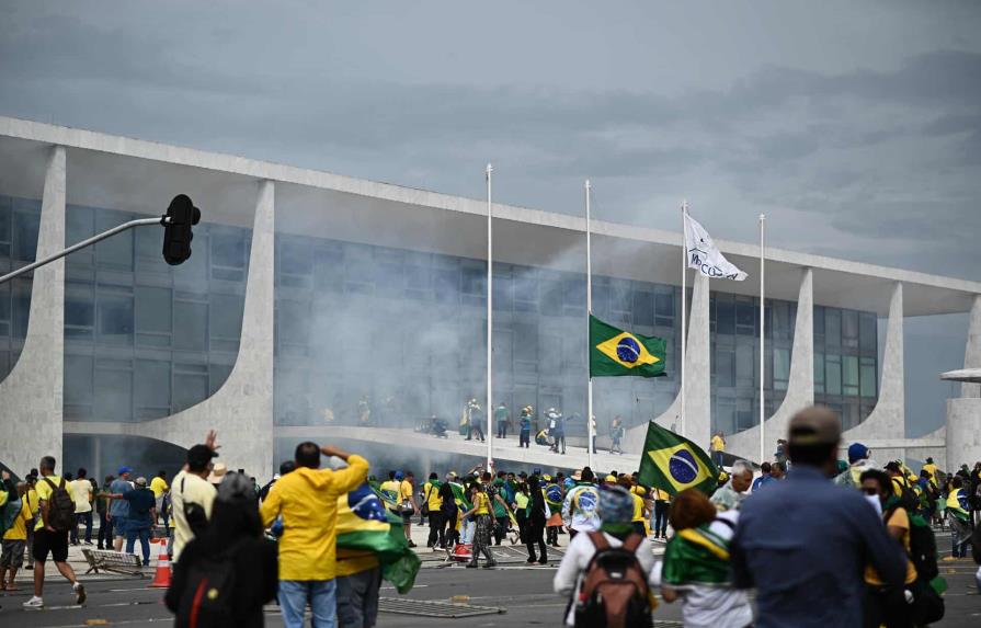 Crecen las manifestaciones en rechazo al asalto a los tres poderes de Brasil