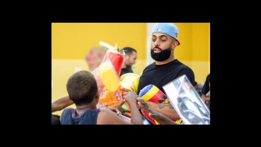 Eladio Carrión sorprende niños de Santiago, San Pedro y Guerra en Día de Reyes