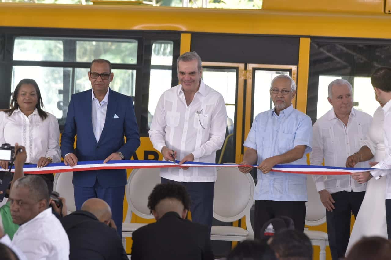 Luis Abinader corta la cinta en el acto de inauguración.<br>