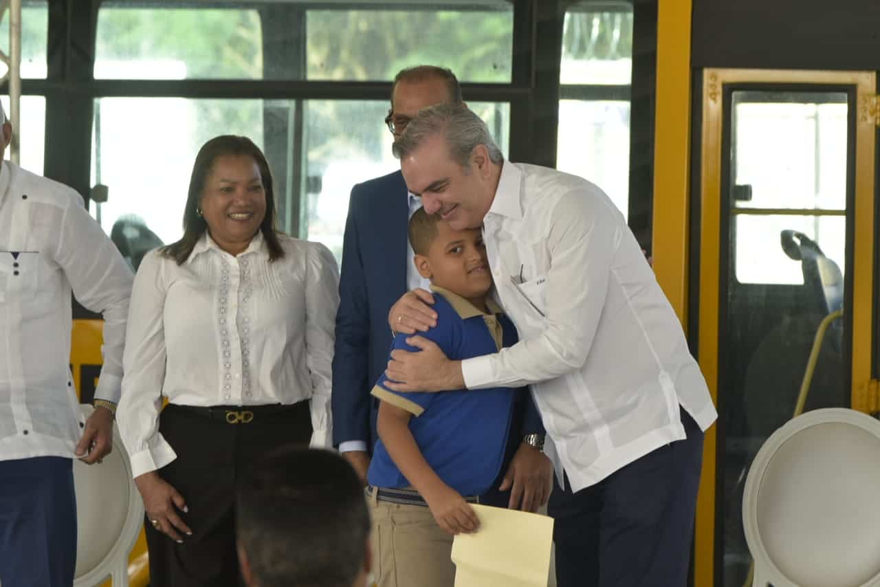 Presidente Luis Abinader junto a uno de los estudiantes.<br>