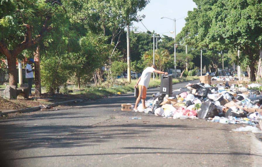 Santo Domingo Este: la basura se amontona en cada esquina