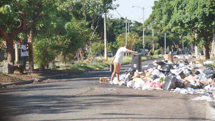 Santo Domingo Este: la basura se amontona en cada esquina